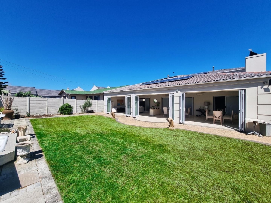 5 Bedroom Property for Sale in Sandbaai Western Cape